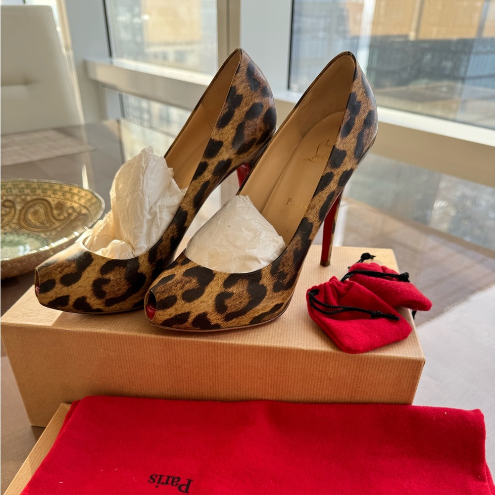 Christian Louboutin Very Prive Patent Leopard Red Sole Peep Toe Pumps Size 39.5